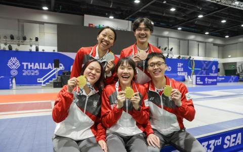 （下排左起）许渼荟、王洁敏和陈元康在东运会击剑首日各夺一金，（上排左）可丽雅收获银牌，（上排右）林贤毅则进账铜牌。（白艳琳摄）