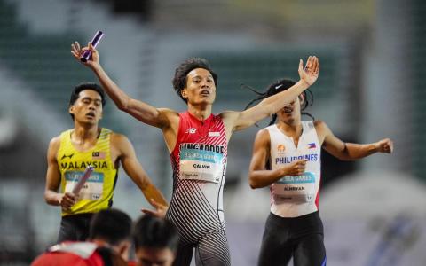 我国男子4x400米接力队的最后一棒郭俊杰（中）在最后时刻超越菲律宾选手（右），助队伍拿下一枚铜牌。（新加坡全国奥理会提供）