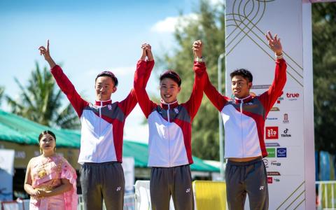 我国三人男子接力队蔡立荣（右起）、郑怿骏、钟昇哲夺得银牌。（新加坡体育理事会提供）