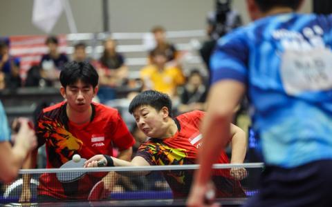 新加坡乒乓球选手曾尖（右）与冯耀恩在东运会混双项目勇夺金牌。（白艳琳摄）