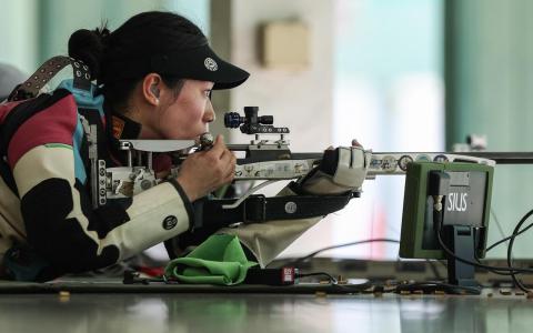 陈芊秀在泰国东运会女子50米三姿气步枪预赛中发挥出色，以预赛全场第一的姿态进入决赛的同时，也协助团队以1717环分夺得女子团体赛的金牌。（白艳琳摄）