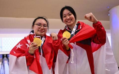 张瑜倩（左）和郑凯璘摘下我国保龄球队本届第二金，第一枚金牌同样由张瑜倩拿下。（每日新闻）