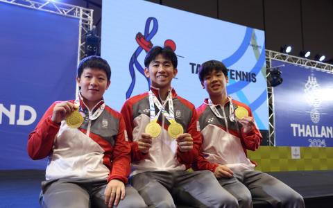 我国乒将冯耀恩（中）成为功臣，在乒乓球混双和男双分别搭档曾尖（左）和郭勇（右）夺金。（白艳琳摄）