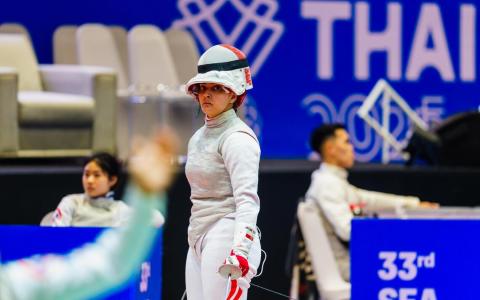 我国女将阿米塔实现大逆转，取得女子个人花剑决赛资格。（新加坡体育理事会提供）