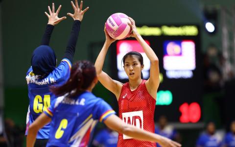 球队为了东运会努力已久，副队长许庭芳（右）为比赛结果感到失望。（新加坡体育理事会提供）