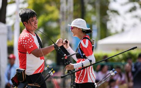 李岳龙（左）和杨恩林在决赛中面对各种干扰，但是不妨碍他们百步穿杨，逆转拿下金牌。（海峡时报）