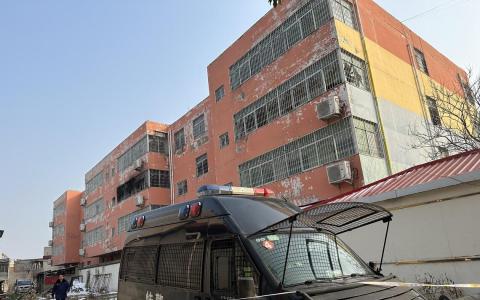 河南南阳市方城县独树镇砚山铺村英才学校的宿舍，去年1月19日深夜发生火灾后，宿舍窗口的防护栏和外墙被熏黑。（新华社）