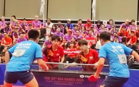 冯耀恩（红衣左）和郭勇（红衣右）勇闯东南亚运动会男双决赛。冯耀恩也搭档曾尖晋级混双决赛。（陈明耀摄）