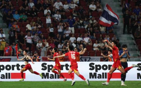 越南前锋阮清仁（左一）攻入反超比分的进球后，激动地脱掉上衣奔跑庆祝。（路透社）