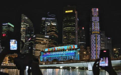 三件艺术作品投影富丽敦酒店外墙 滨海湾灯光秀迎元旦