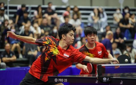 冯耀恩（左）此前在团体赛除了拿下金牌制胜分外，表现不太理想，但他这次在男双和混双两线并进，发挥出色勇夺金牌。右为他的男双搭档郭勇。（白艳琳摄）