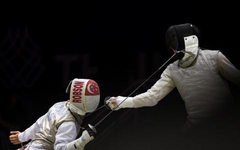 我国选手晨阳（左）是上届个人赛冠军，这次他只参加团体赛，表现依然出色。（白艳琳摄）