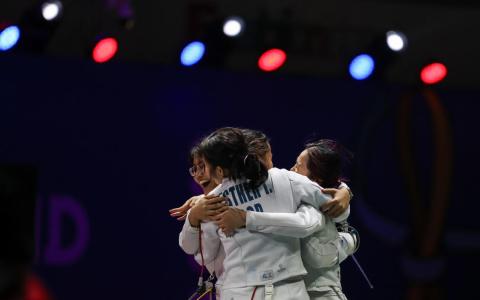 我国女子重剑队打败泰国摘金后，众人相拥庆祝。（白艳琳摄）