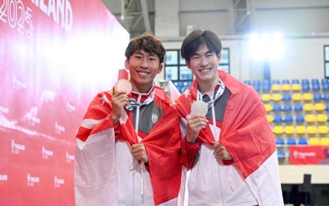 谭柏伦（右）和李承恩拿下东运会男子3米跳台的银牌和铜牌。（新加坡全国奥理会提供）