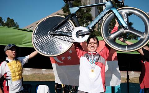 我国东运会新兵陈婷（中）在一众好手中若颖而出，为新加坡脚踏车队收下首枚奖牌。（卓舒畅摄）