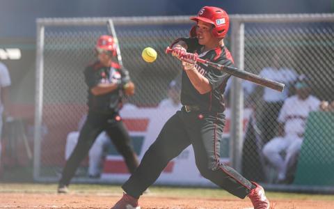 在2019年东运会战胜菲律宾夺冠后，我国垒球男队此役遭到对手以3比0复仇，无缘卫冕。图为我国选手符史健（右）在比赛中击球。（海峡时报）