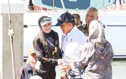 泰国国王哇集拉隆功（白衣）到场为妻子素提达王后（黑衣）加油打气。马来西亚彭亨苏丹后东姑阿兹莎阿米娜（背朝镜头者）也到场观赛。（取自泰国王室Instagram）