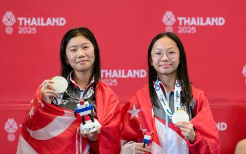 上演东运首秀的关嘉恩（左）和湛蕊嫣都只有14岁，她们凭借出色的表现摘下一枚银牌。（新加坡体理会提供）