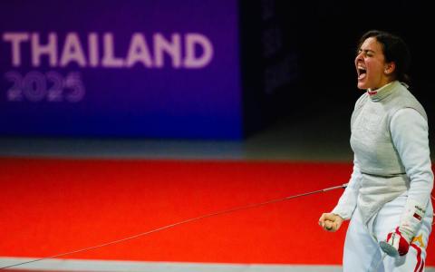 25岁的阿米塔在日前的女子个人花剑决赛中夺得金牌后，再助新加坡女子花剑队夺得团体赛金牌。（新加坡体理会档案照）