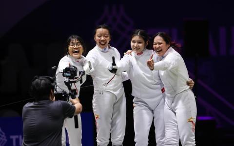 菲尔扎（左起）、可丽雅、陈逸恩和许渼荟战胜东道主泰国，成功卫冕女子重剑团体金牌。（白艳琳摄）