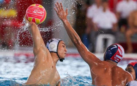 我国水球选手陆俊杰（左）共轰出五球，是全场最高得分者。（白艳琳摄）