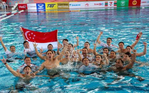 我国男队在夺冠后在泳池中高举国旗，庆祝两连冠。（白艳琳摄）