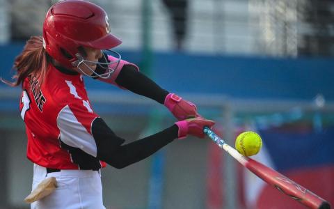 我国垒球女队在一度领先的情况下遭菲律宾队逆转，无缘队史东运首金。图为我国队员吴昀芳在比赛中击球。（新加坡体理会提供）