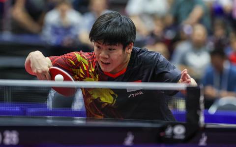 郭勇（图）在男单决赛快刀斩乱麻，4比0战胜印尼对手阿卜迪，为我国拿下超越上届东运会成绩的第52金。（白艳琳摄）