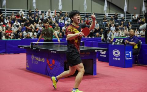 我国19岁乒乓小将郭勇赢得男单冠军，继上届柬埔寨东运会之后，再连续二度横扫东运会男子乒乓项目三连冠。（白艳琳摄）