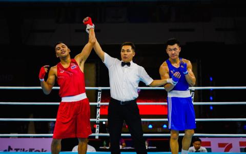 裁判（中）宣布泰国拳手辛希利（左）打败我国拳手陈俊杰摘金。（新加坡体育理事会提供）