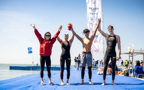 颜欣慧（左起）、刘俐杉、冯俊熹和达伍星期六（12月20日）在泰国东运会的最后一天，为新加坡在公开水域游泳混合接力赛中获得一枚银牌。（新加坡体育理事会提供）