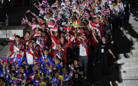 我国大部分运动员与工作人员已提前返国，当晚20多名新加坡代表出席闭幕仪式参与其盛。（白艳琳摄）