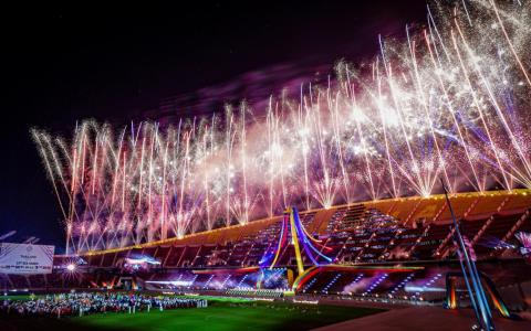 在壮丽烟花的映衬下，第33届泰国东运会圆满落下帷幕。（白艳琳摄）