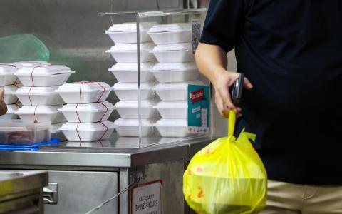 打包成本猛涨约三成 食客有怨言小贩也叫苦