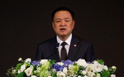 泰国首相阿努廷12月17日在曼谷一场反网络诈骗国际大会上发言。泰国将在明年2月8日举行大选，泰国观察家目前看好阿努廷和泰自豪党的选情。（彭博社）