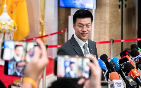 在作出选择的曼谷受访者中，支持率最高的是人民党党魁那他蓬。图为那他蓬9月底抵达国会参加会议。（法新社档案照片）