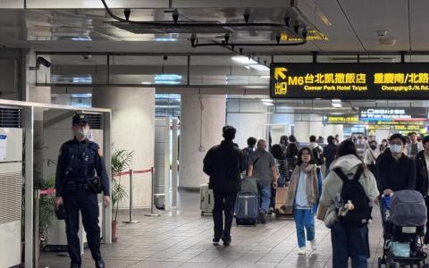 台北随机杀人案后首个上班日 警察携盾牌加强戒备
