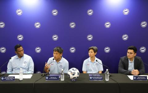 幼狮主帅菲尔道斯（左起）、足总副会长陈立宇、理事会成员杨晓贤和足总秘书长根特出席了东运会后的记者会，回答本地媒体的提问。（关俊威摄）