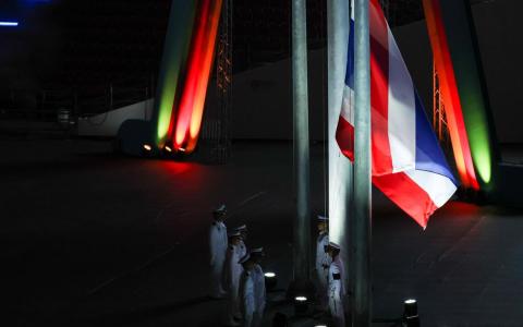 第33届东运会闭幕仪式上，旗手列队等待，气氛庄重。（白艳琳摄）