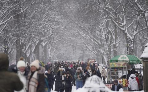 美国东北部暴雪扰乱假期出行 逾9000航班取消或延误