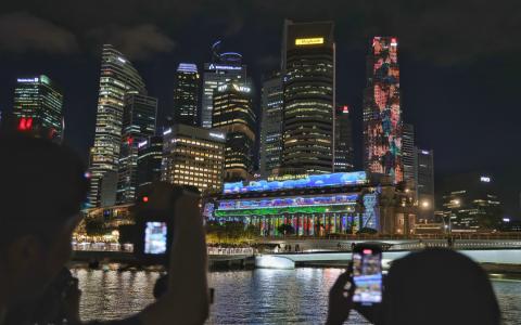 跨年夜料人潮汹涌 部分路段区域关闭或实施人流管控