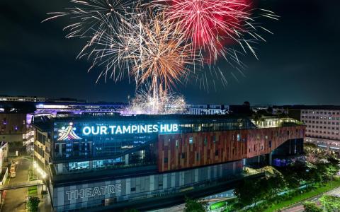 全岛多处跨年倒数 燃放烟花迎接2026年