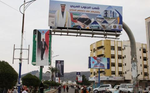 在也门亚丁，可看到阿联酋总统阿勒纳哈扬（上）和阿联酋支持的也门南方过渡委员会领导人祖贝迪（左）图像牌。（路透社）