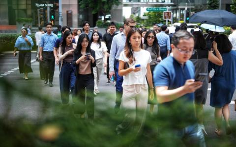 今年的财政预算案推出一系列援助计划，协助公民和永久居民缓解生活费压力，也庆祝新加坡建国60周年。（档案照片）