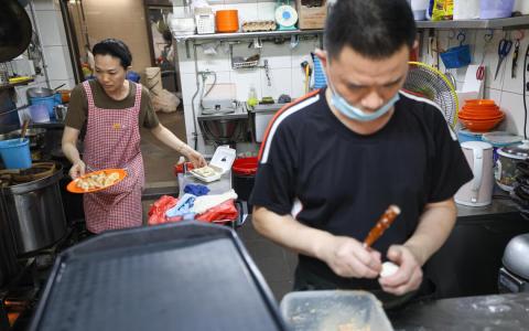 口罩令解除首日 小贩中心摊贩多摘口罩 冷气食阁员工仍戴着