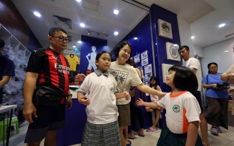 更多学校淘汰衬衫正装校服 改用更舒适散热立领恤衫  