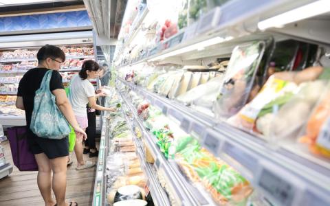 本地年轻人精打细算过生活 “消费降级”成新常态