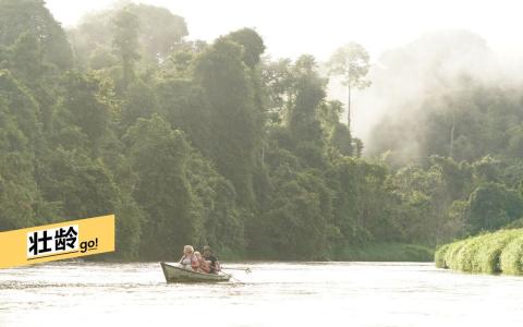 舢板在晨光迷雾中于河上漂流。（梁金菊摄）