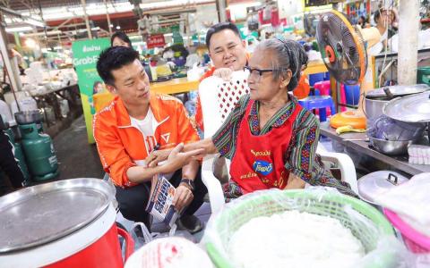 人民党党魁那他蓬（左）周五带领团队在呵叻府走访选民拉票。（人民党脸书）