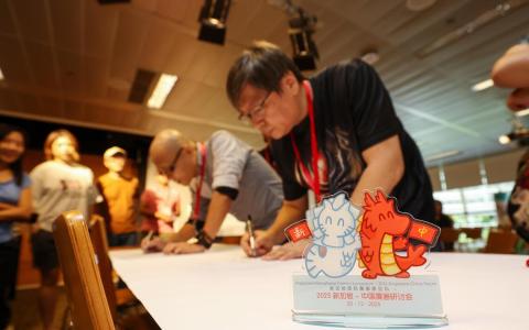 40多位新加坡和中国漫画家在4米长的签名纸上即兴创作，从写实到Q版、从武侠到科幻，各显身手。（游甯稀摄）